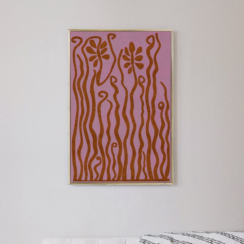 Op de afbeelding: Abstracte kunstprint met een roze achtergrond en bruine organische vormen die lijken op bloemen en stengels.