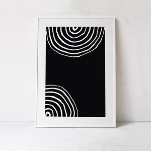 Pode incluir: Impress&atilde;o de arte abstrata em preto e branco com dois c&iacute;rculos conc&ecirc;ntricos, um na parte superior e outro na parte inferior da impress&atilde;o.