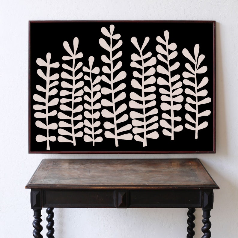 Puede incluir: Arte de pared enmarcado en blanco y negro con un dise&ntilde;o estilizado de plantas de helecho rosadas sobre un fondo negro.