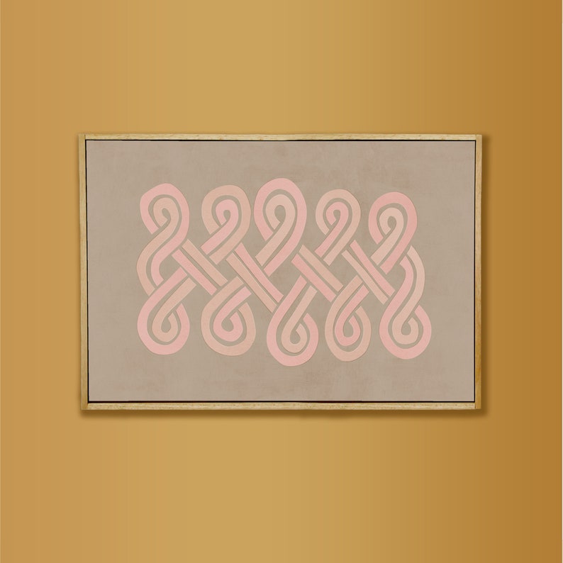 K&ouml;nnte beinhalten: Ein gerahmter abstrakter Kunstdruck mit einem geometrischen Design aus pinkfarbenen und wei&szlig;en, ineinandergreifenden Schleifen auf einem hellbraunen Hintergrund.