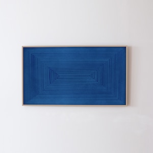 Könnte beinhalten: Ein gerahmtes abstraktes Kunstwerk mit blauem Hintergrund und einer Reihe weißer Linien, die ein konzentrisches quadratisches Muster bilden.