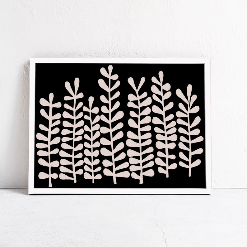 Puede incluir: Una impresi&oacute;n en blanco y negro de plantas rosas estilizadas sobre un fondo negro. La impresi&oacute;n est&aacute; enmarcada en un marco blanco.