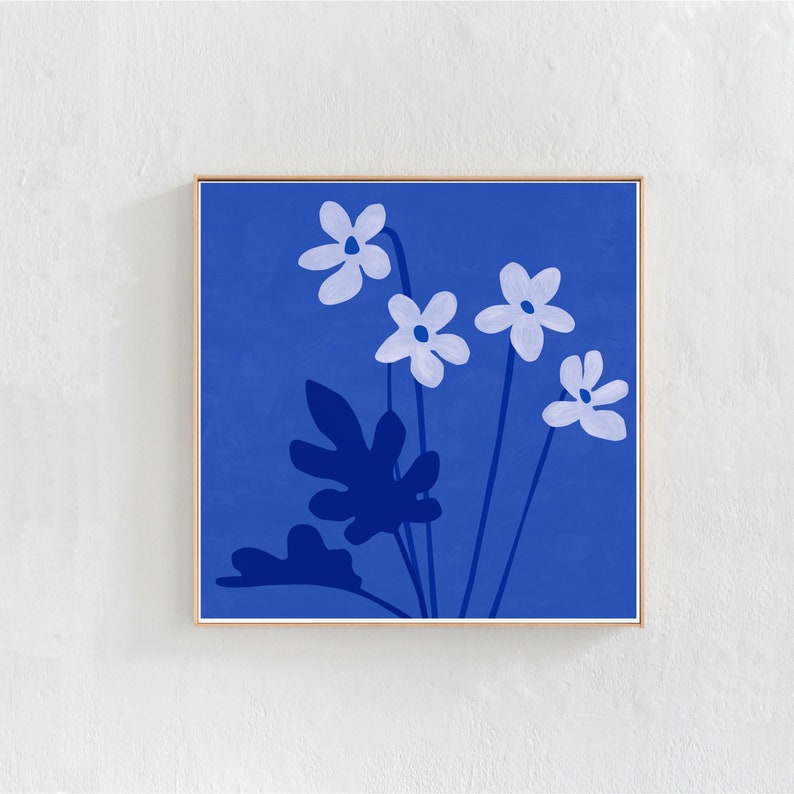 Pu&ograve; includere: Un dipinto astratto blu con fiori bianchi e foglie blu scuro. I fiori sono stilizzati e hanno cinque petali ciascuno. Le foglie sono semplici e hanno una silhouette blu scuro.