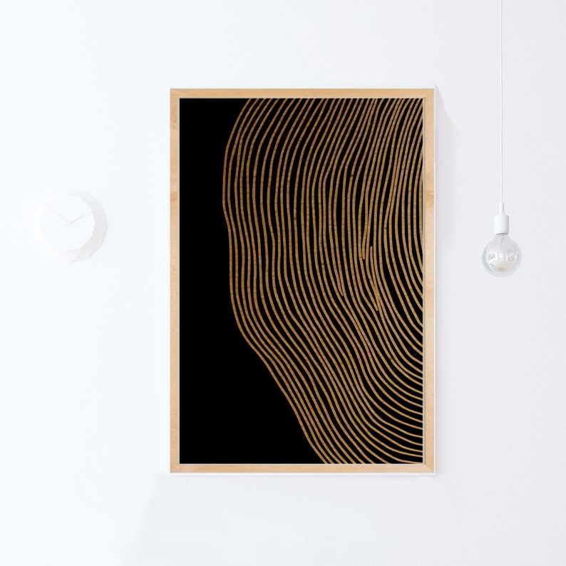 Puede incluir: Impresi&oacute;n de arte abstracto con fondo negro y dise&ntilde;o de l&iacute;neas doradas. Las l&iacute;neas son curvas y crean un patr&oacute;n ondulado.