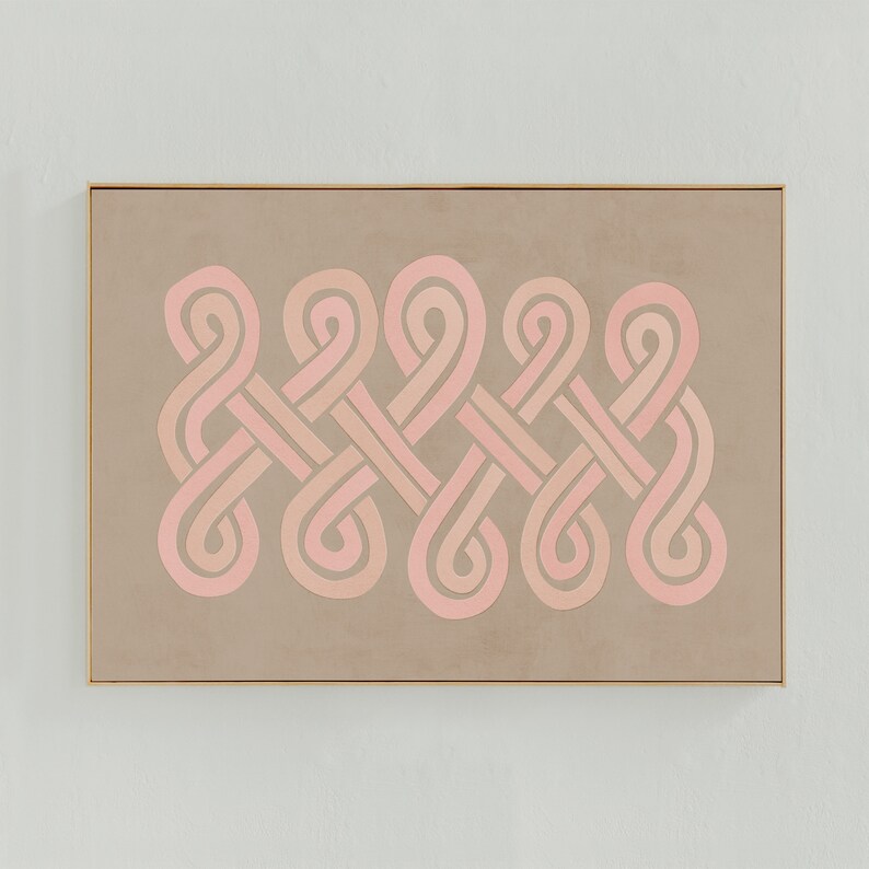 K&ouml;nnte beinhalten: Ein gerahmter abstrakter Kunstdruck mit einem geometrischen Muster aus ineinandergreifenden rosa und braunen Spiralen.