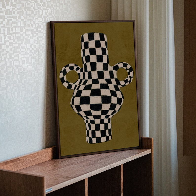 Pode incluir: Um vaso xadrez preto e branco com fundo dourado. O vaso tem um design &uacute;nico e abstrato.