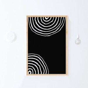 Pode incluir: Impress&atilde;o de arte abstrata em preto e branco com dois c&iacute;rculos conc&ecirc;ntricos em uma moldura de madeira.