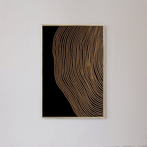 Puede incluir: Impresi&oacute;n de arte abstracto con fondo negro y dise&ntilde;o de l&iacute;neas doradas. Las l&iacute;neas son curvas y crean un patr&oacute;n ondulado.