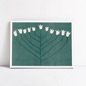 以下が含まれることがあります： 白い額縁に入った、緑色の植物と白い花をスタイリッシュに描いたイラストのプリント。植物は中央の茎から枝が左右に伸びており、それぞれの枝の先には白い花が咲いています。背景は濃い青緑色です。