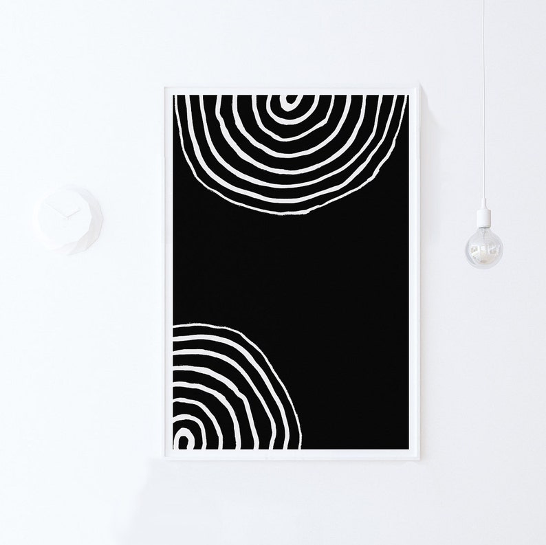 Pode incluir: Impress&atilde;o de arte abstrata em preto e branco com dois c&iacute;rculos conc&ecirc;ntricos em um estilo minimalista.