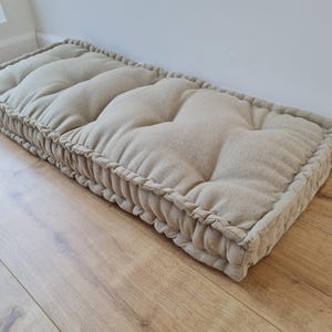 Natürliches Hanfkissen aus ungefärbter grauer beige Fensterbank mit Leinstofffüllung nach Maß