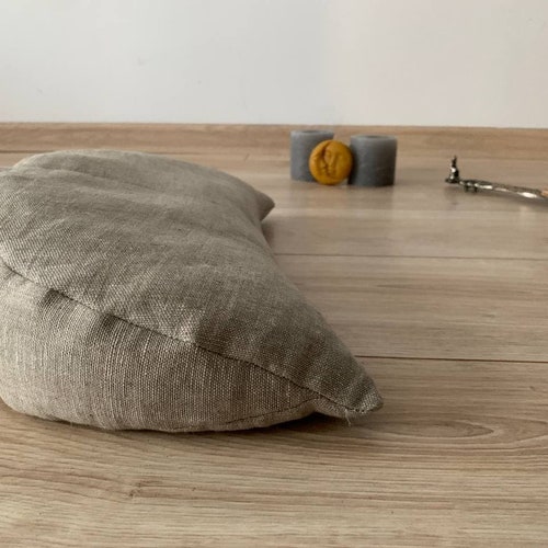 Coussin en forme de croissant de méditation en lin rempli d'écales de sarrasin