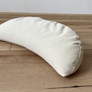Grand coussin de méditation Croissant rempli d'écales de sarrasin (20 x 7,8 x 3,9 po.) (50 x 20 x 10 cm)