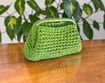 Bolsita de ganchillo hecha con hilo de camiseta reciclada, perfecta como bolso de playa o neceser de verano, un accesorio de verano único para mujer, un bolso artesanal único.