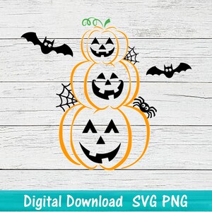Può includere: Una pila di tre zucche arancioni a forma di jack-o'-lantern con facce sorridenti nere. Due pipistrelli neri e un ragno nero volano intorno alle zucche.