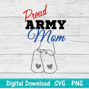 Könnte beinhalten: Digitales Design mit den Worten "Proud ARMY Mom" in Rot und Schwarz, mit einem blauen "Mom". Darunter befinden sich zwei Erkennungsmarken mit Herzformen. Der Hintergrund ist eine weiße Holzmaserung.
