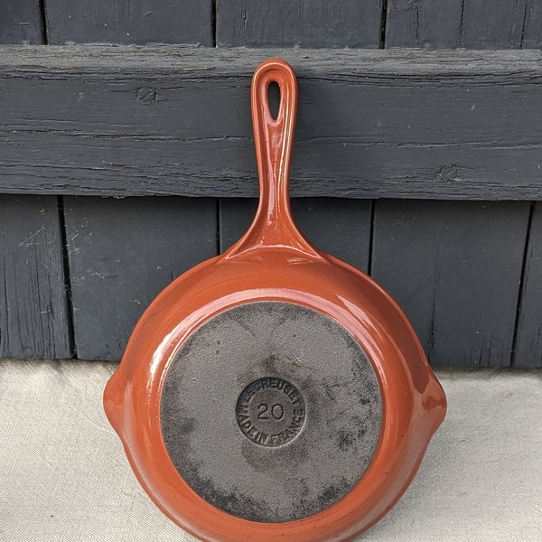 LE CREUSET 20, poêlon vintage français en fonte émaillée couleur rouille marron, diamètre 20 cm, bec verseur, fabriqué en France