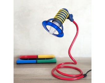 Lampada da scrivania vintage in stile Memphis degli anni '80-'90 in colori primari multicolore (rosso, blu, giallo), rara lampada da tavolo a spirale dell'era spaziale