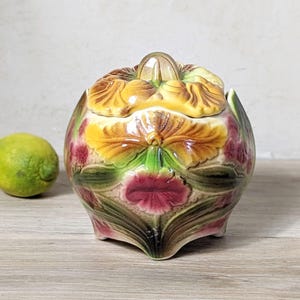boîte en barbotine SAINT CLÉMENT, vintage français, pot avec couvercle en céramique majolique décor fleurs framboises