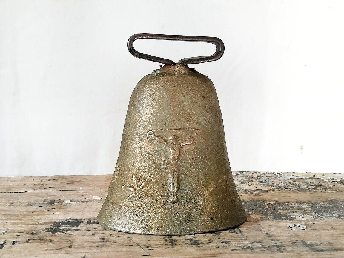 Cloche de Vache en Bronze Antique Français, Motif Religieux Relief, Puy Mary 1787 | Montagne d'auver