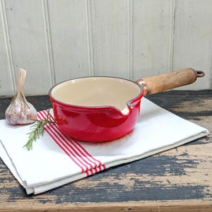 LE CREUSET 14 vintage fransk emaljerad gjutjärnskastrull, 1970-talet, tillverkad i Frankrike, 14-tums flamröd gryta med trähandtag, buljongkastrull