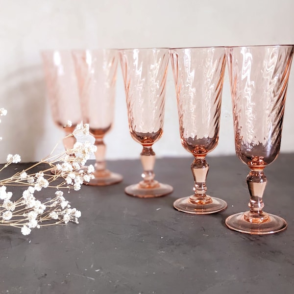 Set of 5 vintage French pink twisted glass champagne flutes 1960-1970, blush pink Rosaline stemware, shabby chic