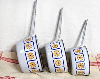 Vintage français ÉMAIL casserole ustensile de cuisine, métal émaillé, ensemble de 3 marmites en tôle antique 1930, décor fleur jaune & bleu