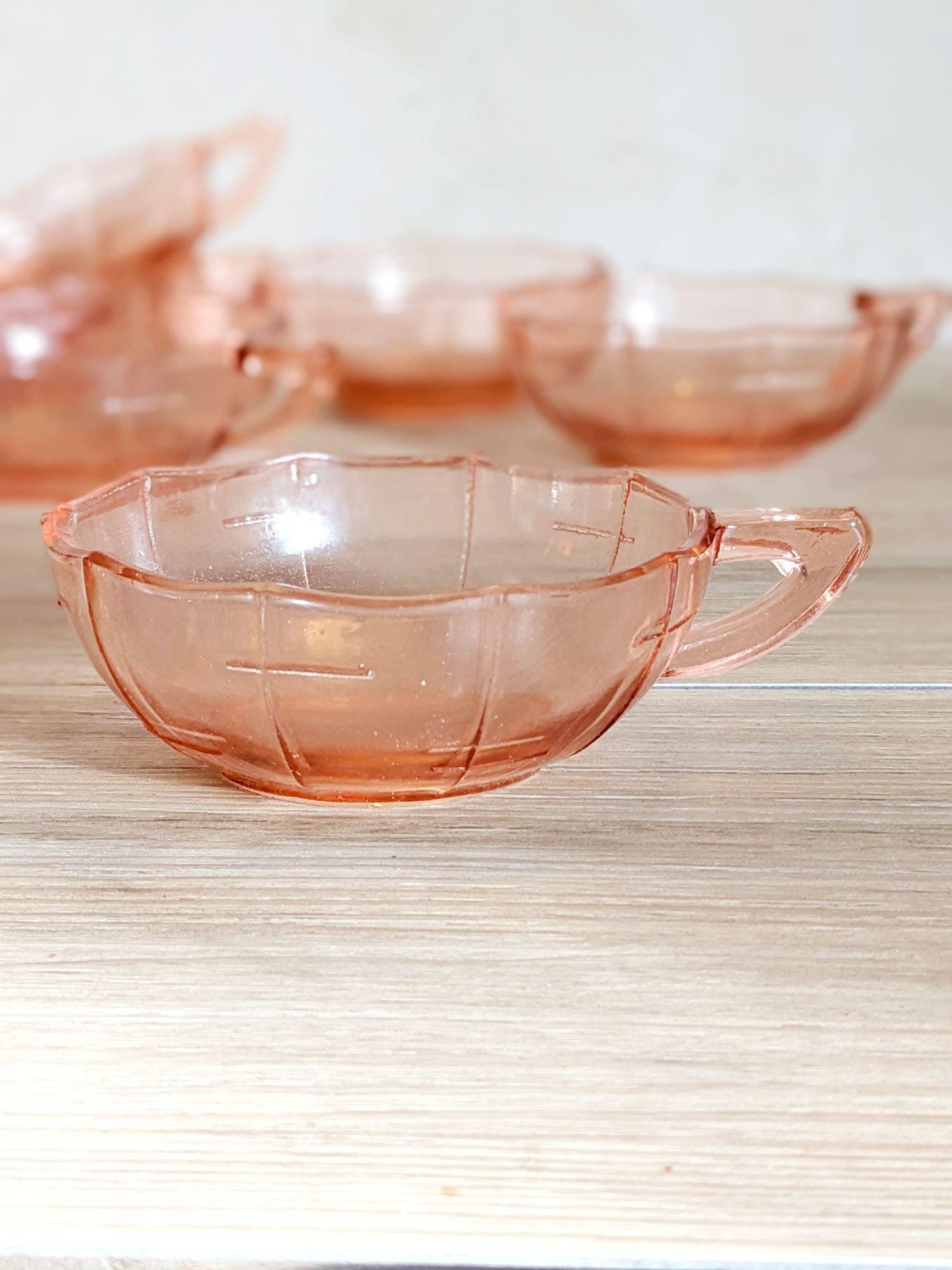 Personne tenant une tasse à café jetable rose et blanche photo – Photo