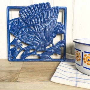 Salvamanteles vintage francés de hierro fundido esmaltado de INVICTA, con diseño de mariposa azul, fabricado en Francia, estilo rústico campestre.