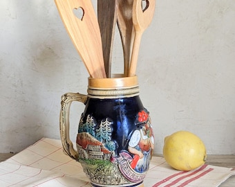 Jarra de cerveza Zöller Born de Alemania Occidental, de estilo vintage, de cerámica policromada, modelo grande de 0,75 L, color azul cobalto Westerwald.