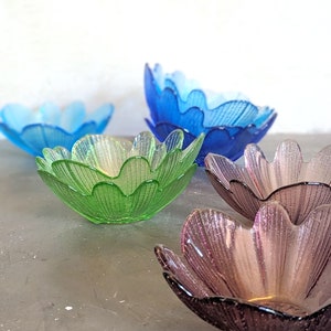 set of 8 multicolored glass dishes / bowls / dishes, vintage French 1980-1990, ice cream cups, flower-shaped dessert