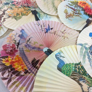 vintage 1970, boite de 7 éventails à main pliants, ventilateur, éventail chinois fleurs de cerisier, oiseaux, métal et papier pliable