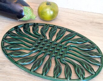 Vintage French Invicta cast iron trivet, enameled cast iron, green leaves, made in France, 1980-1990, cast iron trivet, antique,