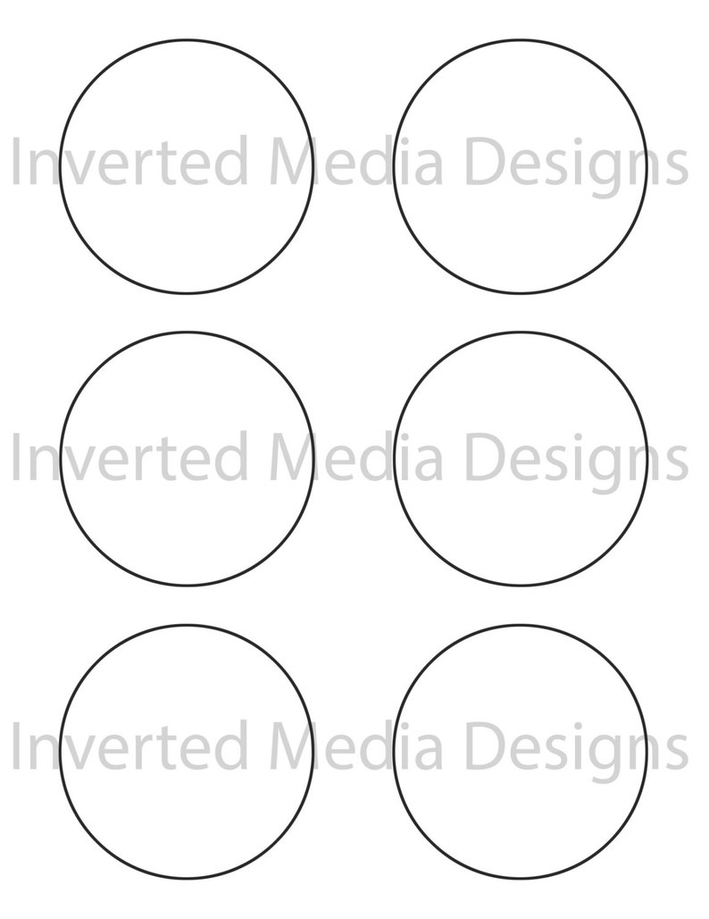 Op de afbeelding: Printbare pagina met zes lege cirkels, perfect voor het maken van aangepaste labels, stickers of tags. De cirkels zijn gelijkmatig verdeeld op een witte achtergrond.