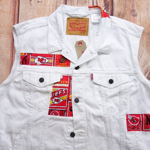 white levi vest