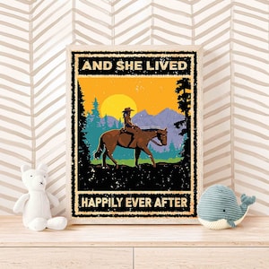 And She Lived Happily Ever After Reiter-Sonnenuntergang-Plakat, Reitliebhaber Geschenk, Cowgirl-Reitpferd, Mädchen und Hosre, Vintage Fahrt-Plakat