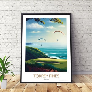Puede incluir: Una ilustración colorida de un campo de golf con un fairway verde y un océano azul de fondo. Dos parapentes vuelan en el cielo sobre el campo. El texto "TORREY PINES" y "California" está impreso debajo de la imagen.
