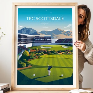 Puede incluir: Un póster enmarcado que representa el campo de golf TPC Scottsdale en Arizona. La imagen muestra a un golfista en un green, con gradas, montañas y un cielo azul. El póster está en un marco de madera clara.