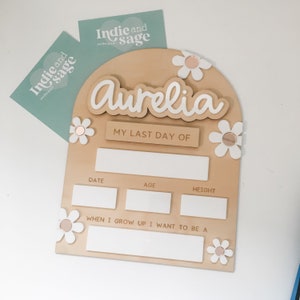 Op de afbeelding: Een handgemaakt houten bord met de tekst "Welcome" in een speels lettertype. Het bord heeft een verweerde witte achtergrond en een donkerbruine lijst, perfect voor een voordeur.
