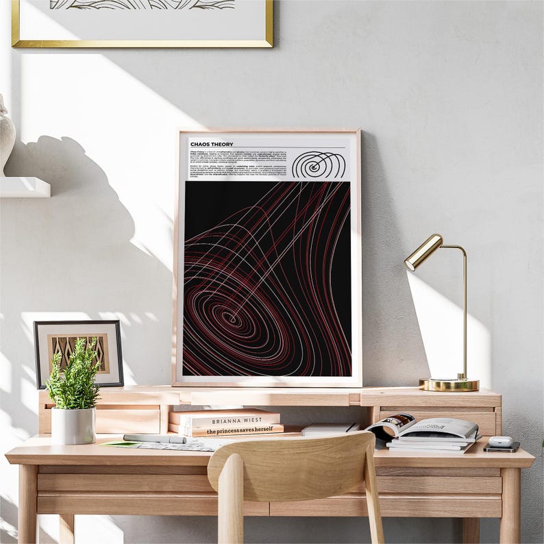 Puede incluir: Un p&oacute;ster en blanco y negro con el texto "Chaos Theory" y un dise&ntilde;o abstracto rojo y blanco. El p&oacute;ster est&aacute; enmarcado en un marco de madera clara y est&aacute; colgado en una pared blanca.