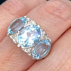 Belle bague en argent sterling avec trois grandes topazes bleues