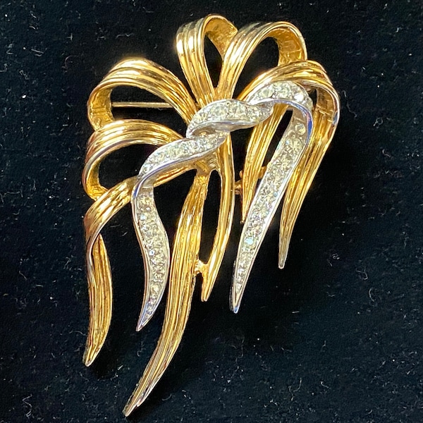 Vintage Boucher Gold Tone Rhinestone Brooch Pin Signed Numbered