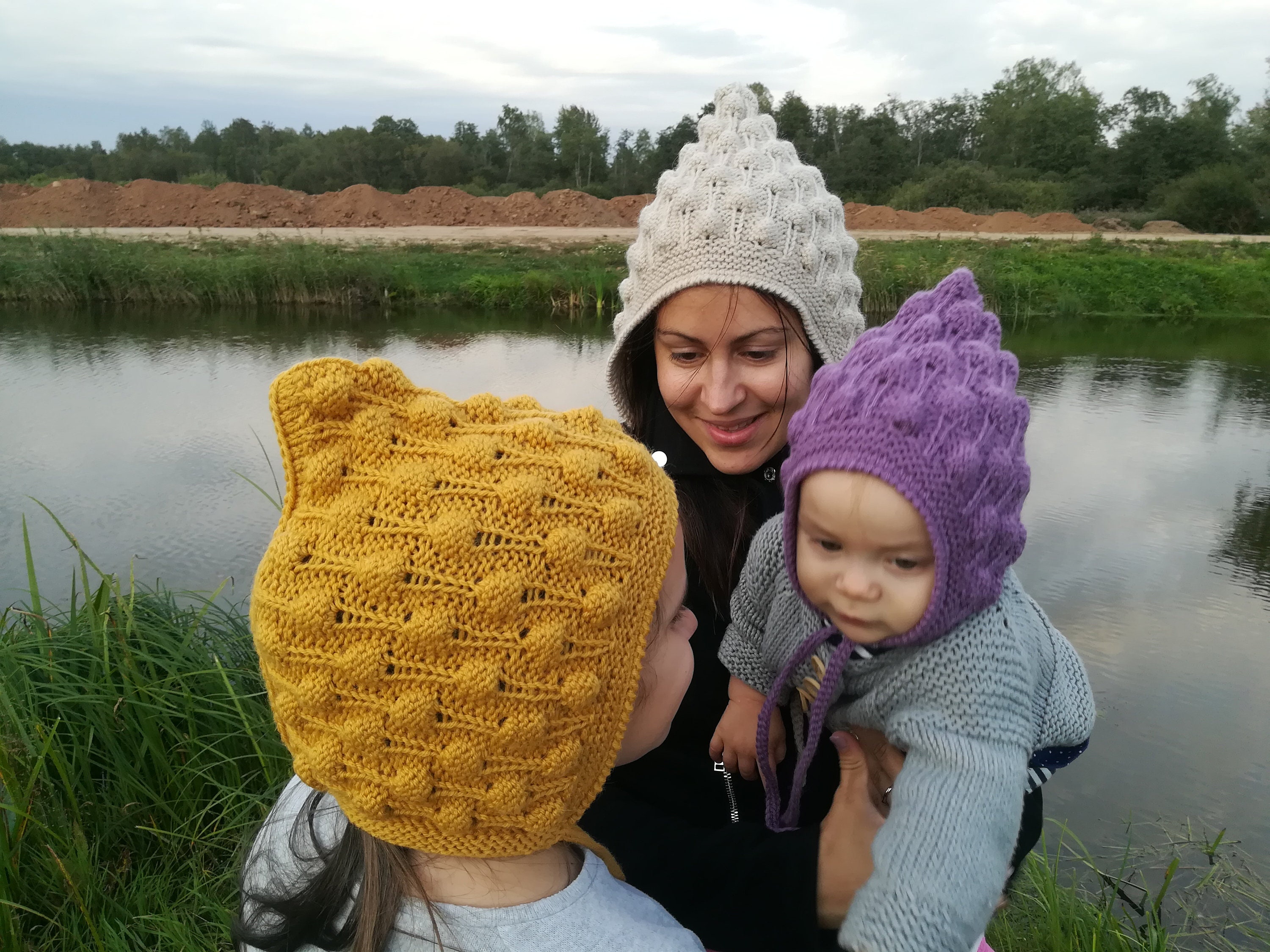 Bonnet pour maman et bebe. Bonnet a pompon. Bonnet bebe enfant en bas age enfant adulte. Bonnet elfe. Bonnets maman et moi. Bonnet de lutin. Bonnet en laine merinos et alpaga. Etsy France