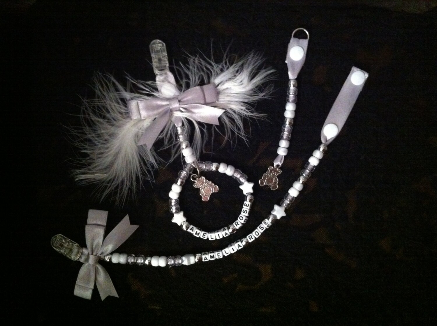 FEATHER PERSONALISED 3 PIECE DATE PRAM CHARM SET INC DUMMY CLIP AND BAG CHARM 