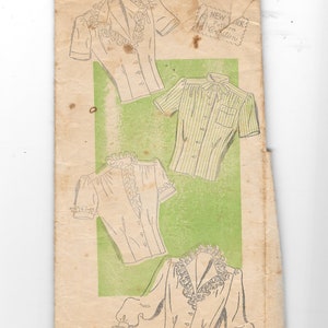 Puede incluir: Patrón de costura vintage con ilustraciones de blusas. El patrón incluye varios estilos, como una blusa de manga corta con cuello con volantes y una camisa de manga corta a rayas. El patrón está marcado con el número 1794 y el precio 15c.