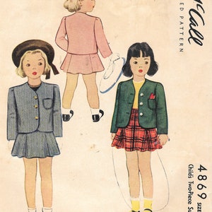 Peut inclure: Patron de couture vintage McCall's pour un tailleur deux pièces enfant, avec des illustrations de trois jeunes filles en différentes tenues. Les tenues comprennent des vestes, des jupes et des accessoires. Le numéro du patron est 4869, taille 6.