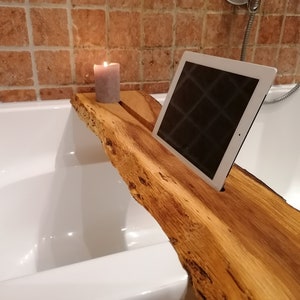 Vassoio da vasca Relax-Rex in legno massello di rovere con bordo naturale sagomato, ripiano per vasca, vassoio relax per momenti di benessere romantici.