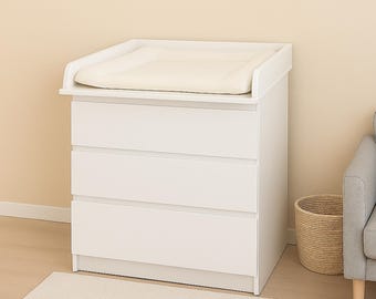 Przewijak do komody o głębokości 48–50 cm, idealnie dopasowany, ręcznie wykonany z drewna, indywidualnie konfigurowalny, stabilny i trwały, płyta meblowa