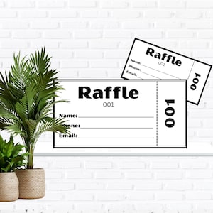 Op de afbeelding: Twee witte rechthoekige loten met zwarte tekst en randen. Elk lot bevat het woord Raffle, het nummer 001 en lijnen voor Name, Phone en Email. De loten liggen op een witte plank naast twee groene planten in potten.