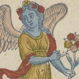 Op de afbeelding: Een middeleeuwse illustratie van een gevleugelde figuur met een blauwe huid, gekleed in een gele jurk met een rode sjerp. De figuur heeft rode bloemaccenten in het haar en houdt een enkele bloem met rode blaadjes en een geel hart vast.